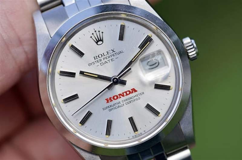 古董表選物店Wind Vintage最近上架一款勞力士Oyster Perpetual Date 15000，面盤印有本田車廠標(biāo)志非常少見(jiàn)。 （Source：Wind Vintage）