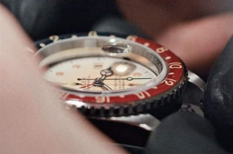 改裝錶品牌在改造手錶前，先將手錶重新修復，接著便開始進行一連串的仿舊設計改造。（IG@artisansdegeneve）